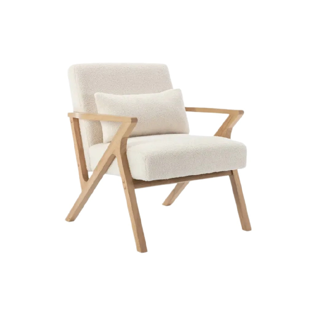 Fauteuil en bois clair avec coussin en tissu bouclé blanc crème.