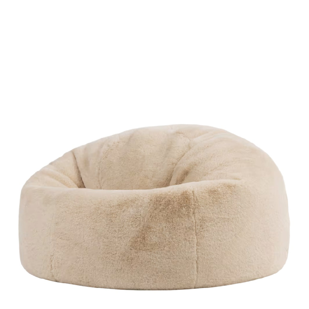 Pouf en velours beige avec un design confortable et ergonomique.