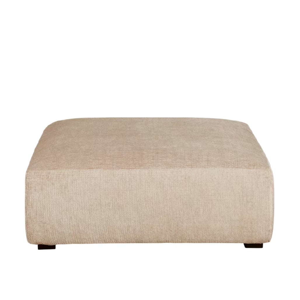 Pouf carré en tissu beige, design moderne et épuré.