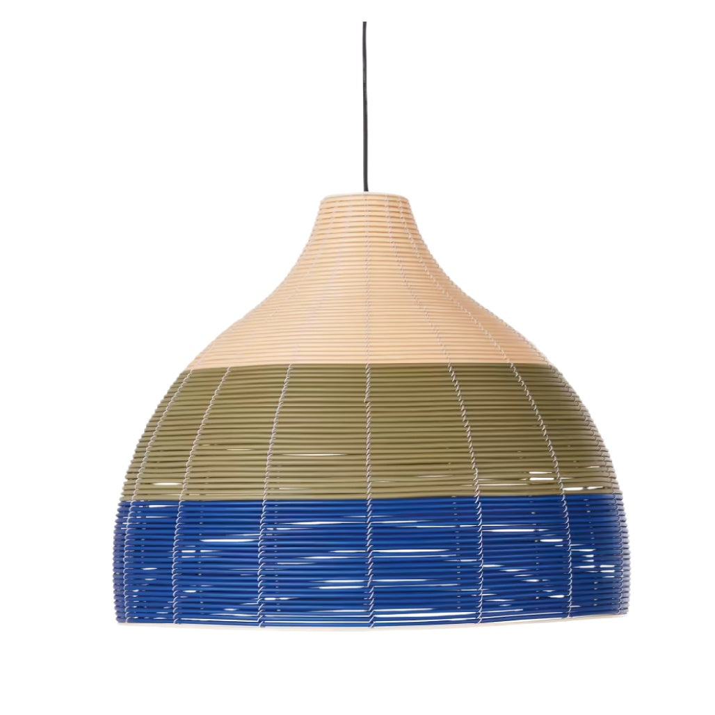 Lustre suspendu en osier multicolore : beige, olive et bleu.