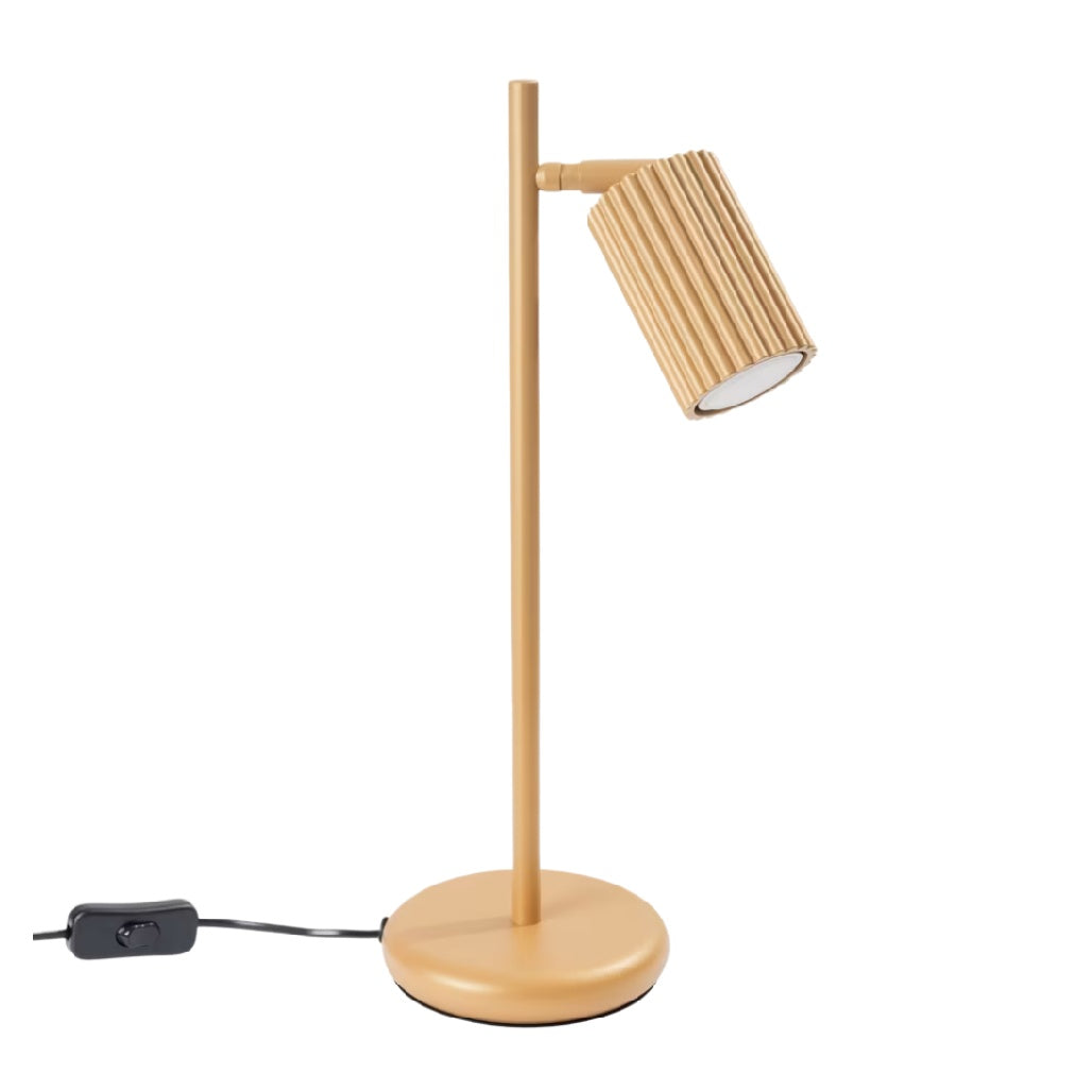 Lampe moderne en métal jaune avec abat-jour à stries.