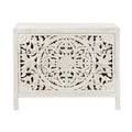 Commode en bois sculpté blanc avec motifs floraux élégants.