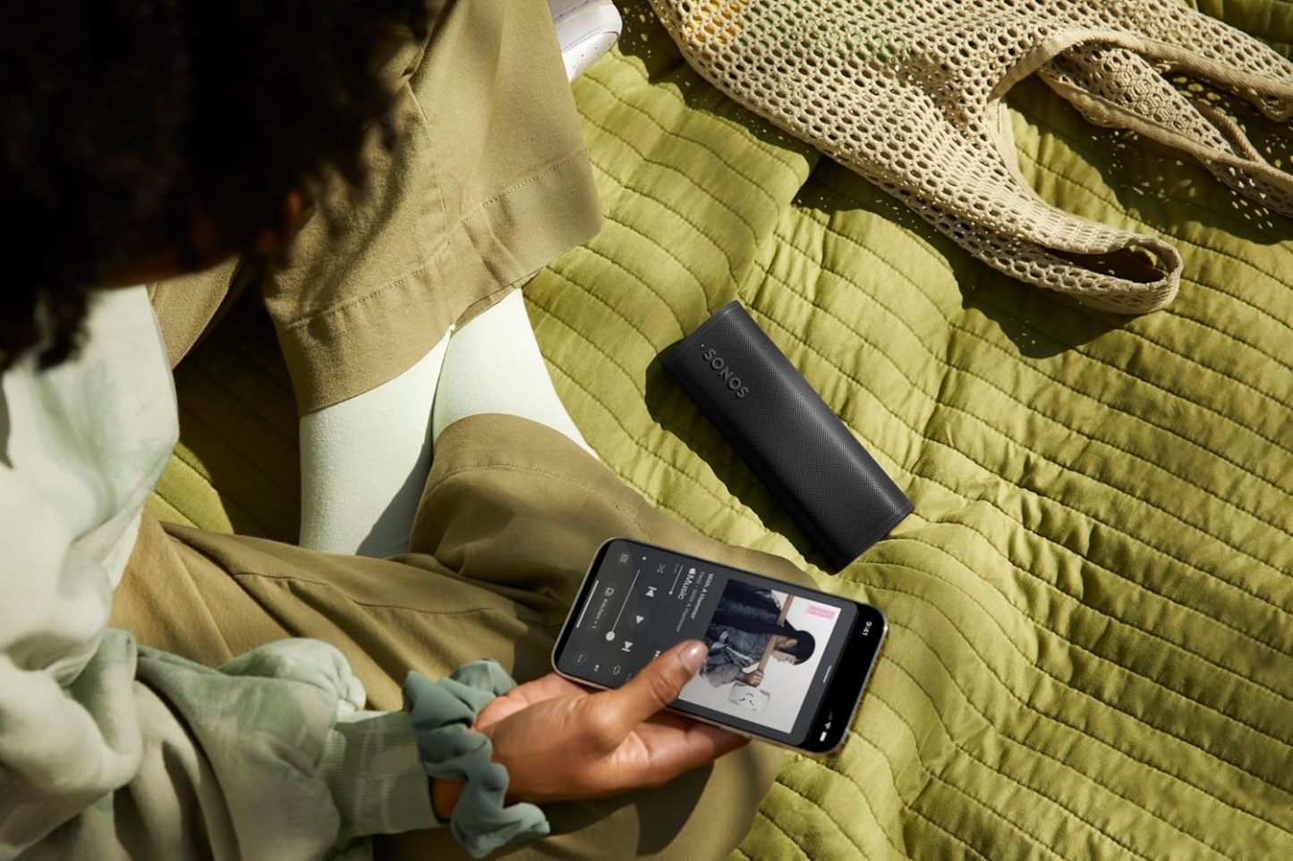 Sonos Roam 2 | Leichter, mobiler und wasserdichter Speaker mit Bluetooth, WLAN, mindestens 10 Stunden Akkulaufzeit und Voice Control für drinnen und draußen - Weiß